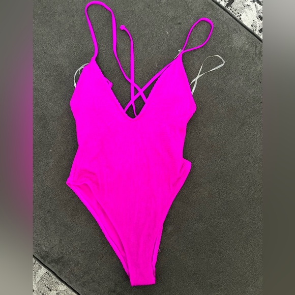 Beautiful One piece - Picture 1 of 2